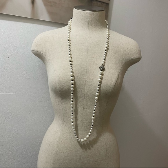 Elegant Hand Crafted White Pearl Necklace - Picture 3 of 6